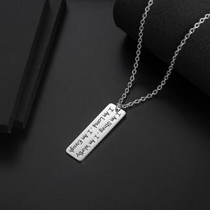Collier en acier titane avec pendentif rectangulaire et citations inspirantes gravées