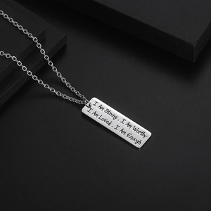 Collier en acier titane avec pendentif rectangulaire et citations de motivation