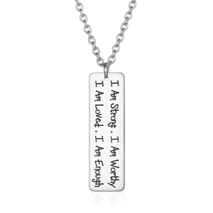 Pendentif en acier inoxydable poli avec quatre citations de motivation sur fond blanc pur