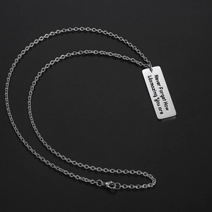 Collar de barra de acero inoxidable con cita motivadora grabada en colgante plata