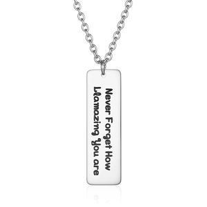 Collar de acero de titanio con colgante de barra vertical y texto inspirador grabado