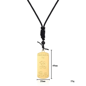 Détail du pendentif rat du zodiaque doré montrant la taille et les gravures