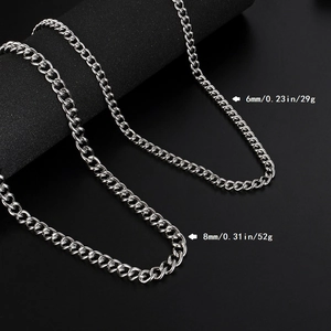 Dettaglio di catene cubane in acciaio argento da 6 mm e 8 mm su supporto nero