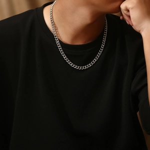 Collana a catena cubana minimalista in argento da uomo su t-shirt nera lucida