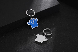 Vista dettagliata fronte e retro degli orecchini a fantasma blu con chiusura
