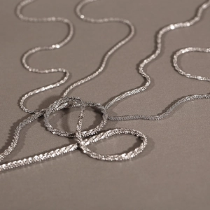 Macro-detail van een fonkelende zilveren titanium stalen ketting met textuurglans effect