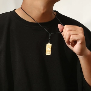 Collier pendentif zodiaque bœuf plaqué or avec cordon noir sur modèle, style épuré
