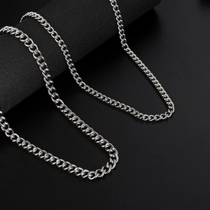 Collana a catena cubana in acciaio al titanio argento lucido su supporto nero