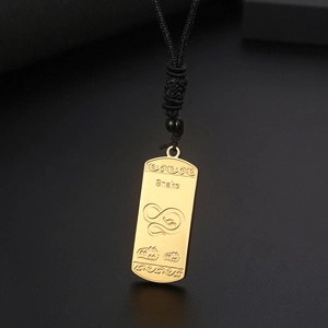 Vue détaillée du pendentif zodiaque serpent doré avec gravure et cordon tressé noir