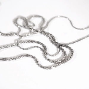 Macrodetail van een zilveren titanium stalen ketting met een glinsterende textuur