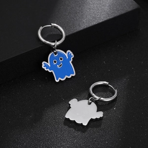 Orecchini a cerchio con fantasma blu in smalto, vista frontale e posteriore per Halloween