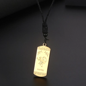 Gros plan du pendentif zodiaque singe plaqué or avec finition brossée sur cordon