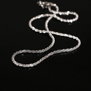 Glinsterende titanium stalen choker ketting voor dames met glanzend golfpatroon