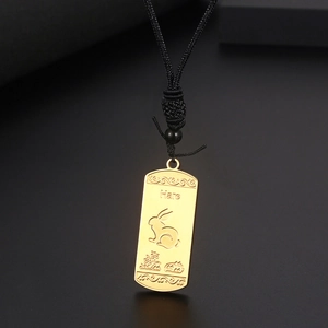 Détail du pendentif zodiaque lapin plaqué or avec texture givrée et gravure