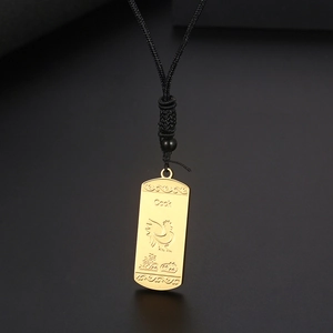 Vue détaillée du pendentif zodiaque coq plaqué or avec gravure fine et cordon noir tressé