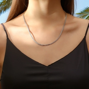 Elegante fonkelende zilveren tennis ketting van titanium staal om de nek van een model