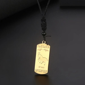 Détail du pendentif zodiaque mouton doré avec gravure sur un cordon noir tressé