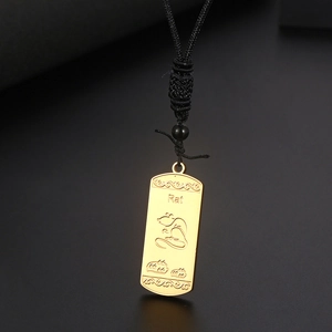 Gros plan du pendentif zodiaque Rat en acier doré sur cordon tressé noir