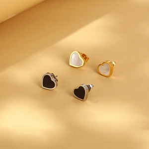 Minimalistische Herz-Ohrstecker in Gold und Silber mit Einlagen aus edlem Material