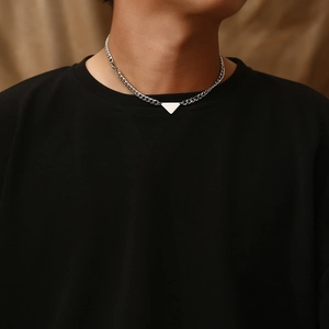 Collar de cadena plateada para hombre con un colgante triangular liso minimalista