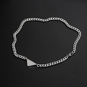 Collar minimalista con colgante de triángulo plateado y cadena de eslabones para hombre y mujer