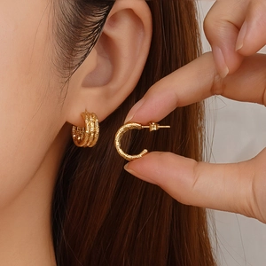 Multi-layer gold-plated C-shaped earrings with hammered texture for women in stainless steel
