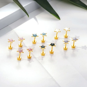 Minimalistische bunte Stern-Ohrstecker aus vergoldetem Edelstahl mit glitzernder Emaille