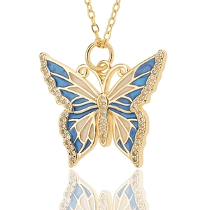 Modieuze vlinderketting met blauwe emaille vleugels en glanzende zirkoonaccenten