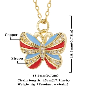 Detail van de vlinderhanger met rood en blauw emaille en fonkelende zirkonia-accenten