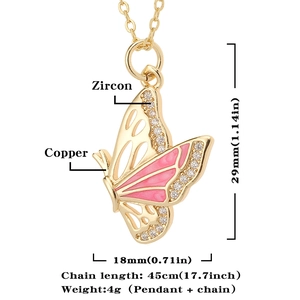 Detail van de afmetingen van de roze emaille vlinderhanger in goud met zirkoon