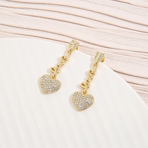 Goldene Herz-Ohrhänger mit Love-Schriftzug und funkelnden Zirkonia-Details für Damen