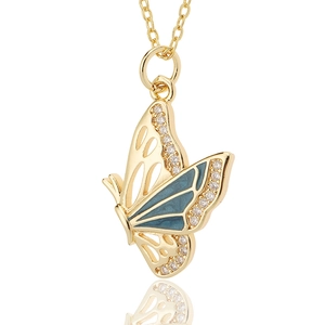 Modieuze vlinderhanger ketting met blauw emaille en zirkoon op een gouden ketting
