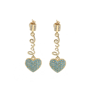 Details von goldenen Hängeohrringen mit Love-Schriftzug und blauen Herzanhängern