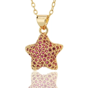Luxuriöse goldene Stern-Halskette mit rosa Edelsteinbesatz auf weißem Grund