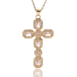 Detail van vergulde kruishanger met roze zirkonia en micro-pave kristallen