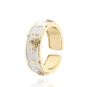 Detailansicht des Vintage Kronenrings mit weißem Emaille-Finish und goldenem Relief