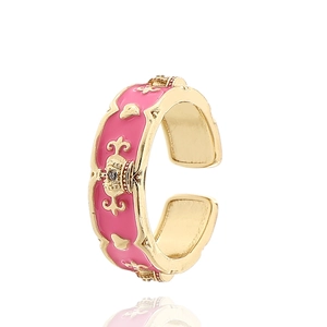 Detail eines Goldkronenrings mit rosa Emaille und Lilienmustern auf weißem Hintergrund