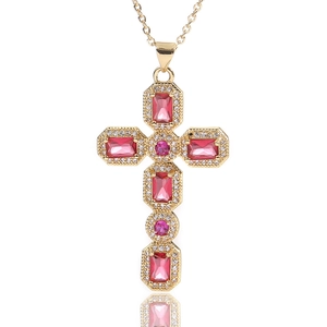 Elegante gouden kruis ketting met rode robijn zirkonia en witte diamant accenten