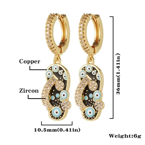 Detailoverzicht van de slipper evil eye oorbellen, afmeting 36mm bij 10,5mm