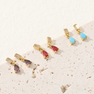 Set di orecchini dorati con pietre a goccia in viola, rosso e azzurro e zirconi rettangolari