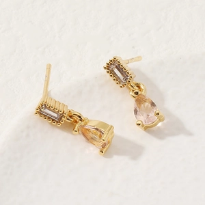 Orecchini in oro con gocce color champagne e cristalli di zircone rettangolari