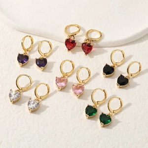Élégantes Boucles d'Oreilles Puces en Cuivre avec Zirconia en Forme de Coeur pour Femmes Douces Boucles d'Oreilles Pendantes Plaquées Or Bijoux de Mode Cadeau de Saint Valentin