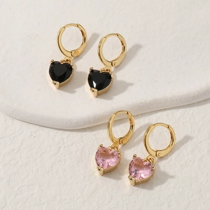 Parure de boucles d'oreilles cœur en zircon doré avec pierres noires et roses
