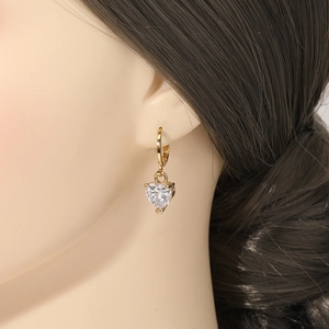 Élégantes boucles d'oreilles cœur en zircone plaquées or sur un mannequin féminin