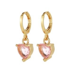 Élégantes boucles d'oreilles huggie dorées avec pendentifs en zircon rose en forme de cœur