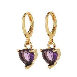 Gros plan de boucles d'oreilles cœur en zircon violet avec créoles dorées et serti à griffes