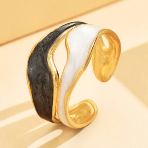 Elegante anillo abierto dorado vintage con diseño geométrico de esmalte blanco y negro