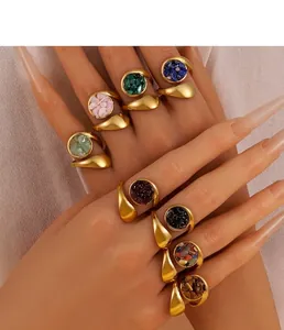 Detail von 18K vergoldeten Edelstahlringen mit bunten Naturstein-Chips Inlays