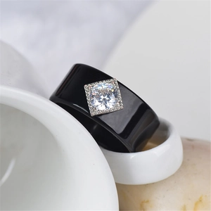 Anello largo nero minimalista con intarsio di diamante quadrato e finitura lucida