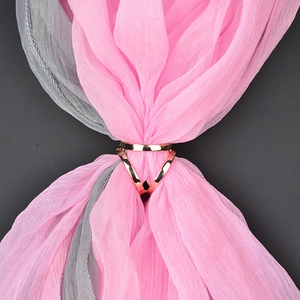 Détail de la boucle de foulard à triple anneau or rose avec foulard rose et gris